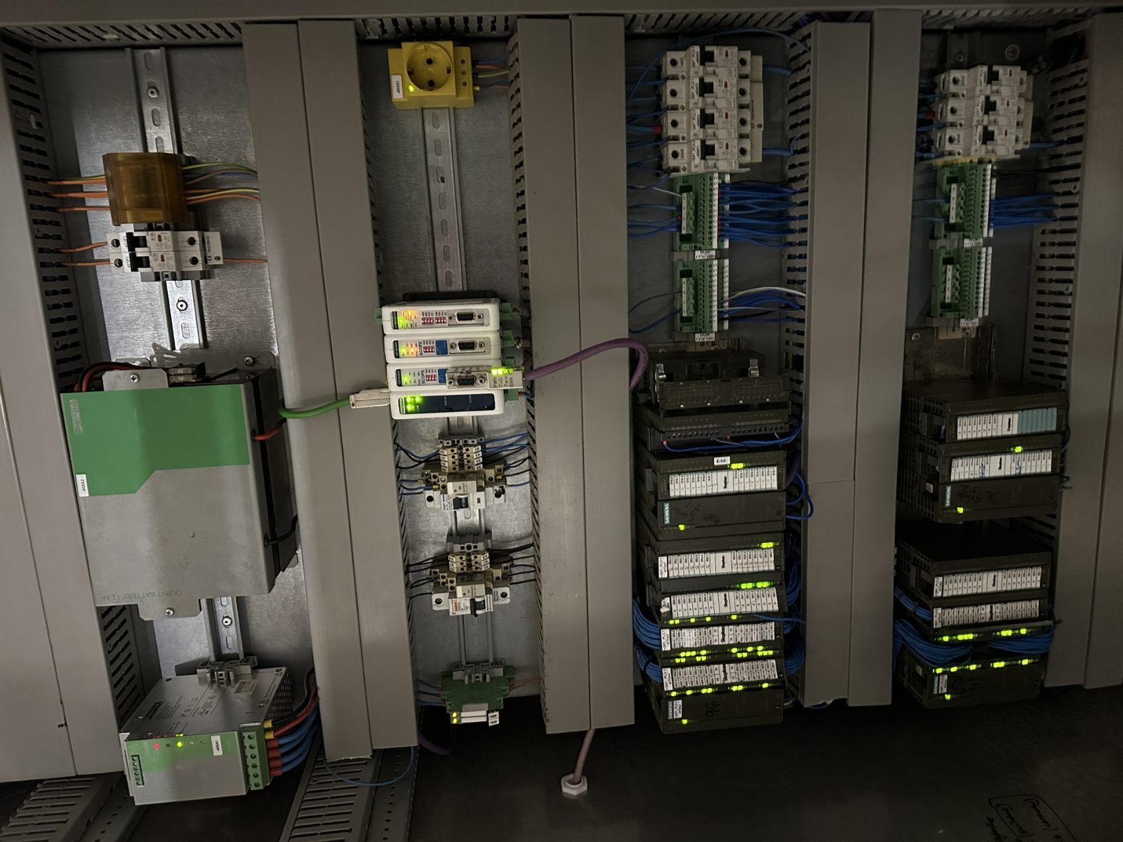 Industrial cabinet with Siemens modules & servo drives