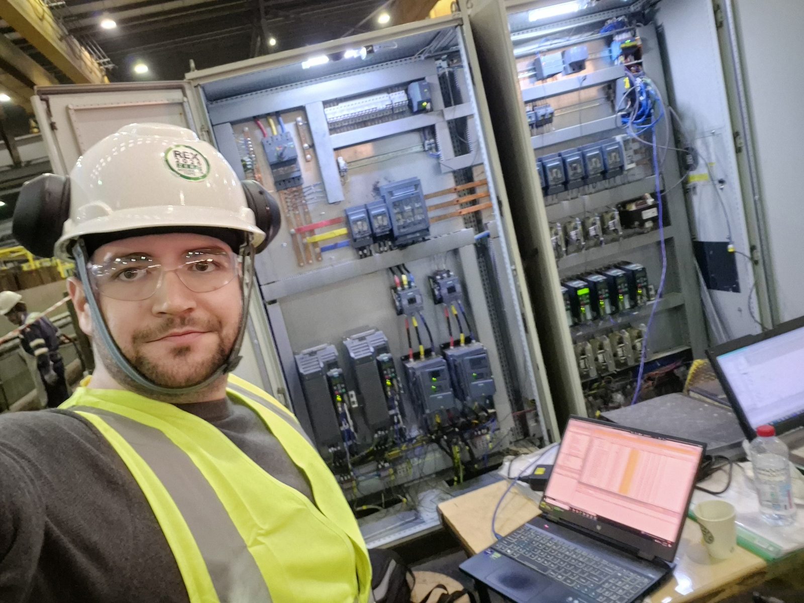 YNNIA engineer commissioning a VFD & soft‑starter panel