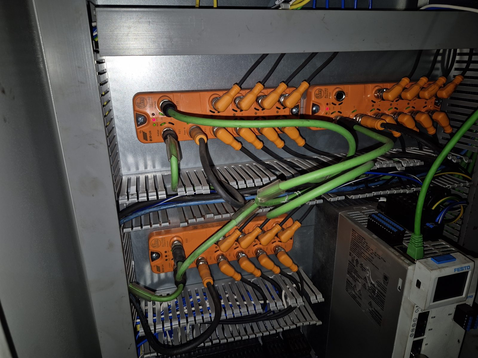 IO‑Link masters with sensors wired to a servo drive